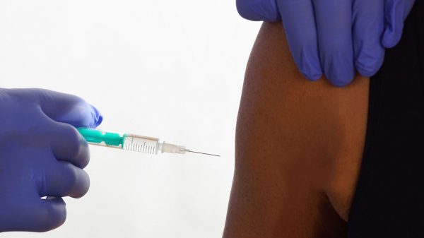 uma-em-cada-10-pessoas-de-paises-pobres-recebera-vacina,-diz-relatorio