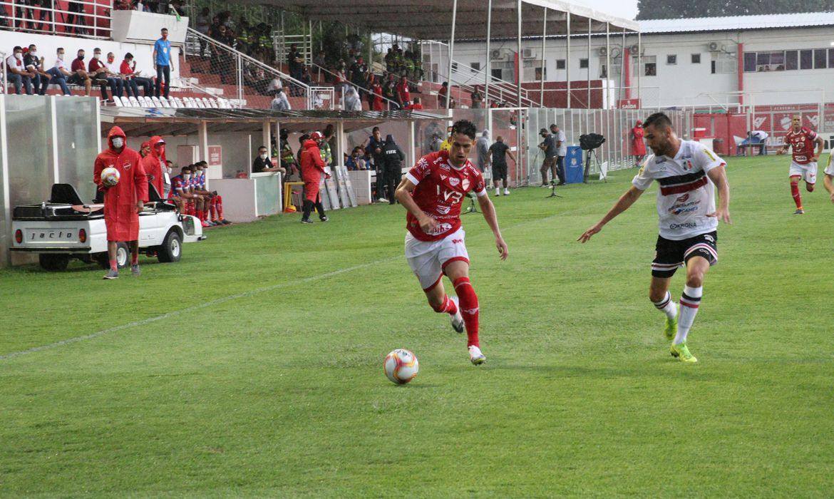 vila-nova-derrota-o-santa-cruz-e-fica-mais-proximo-da-serie-b