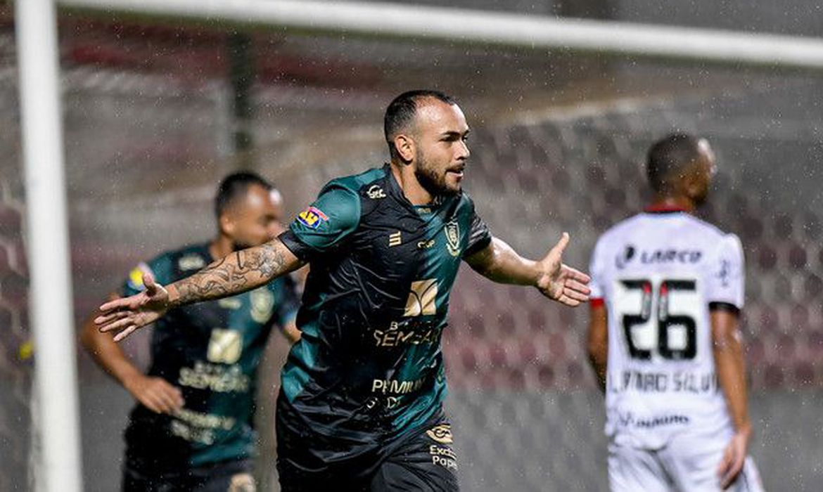 america-mg-goleia-o-vitoria-e-esta-a-dois-pontos-da-serie-a
