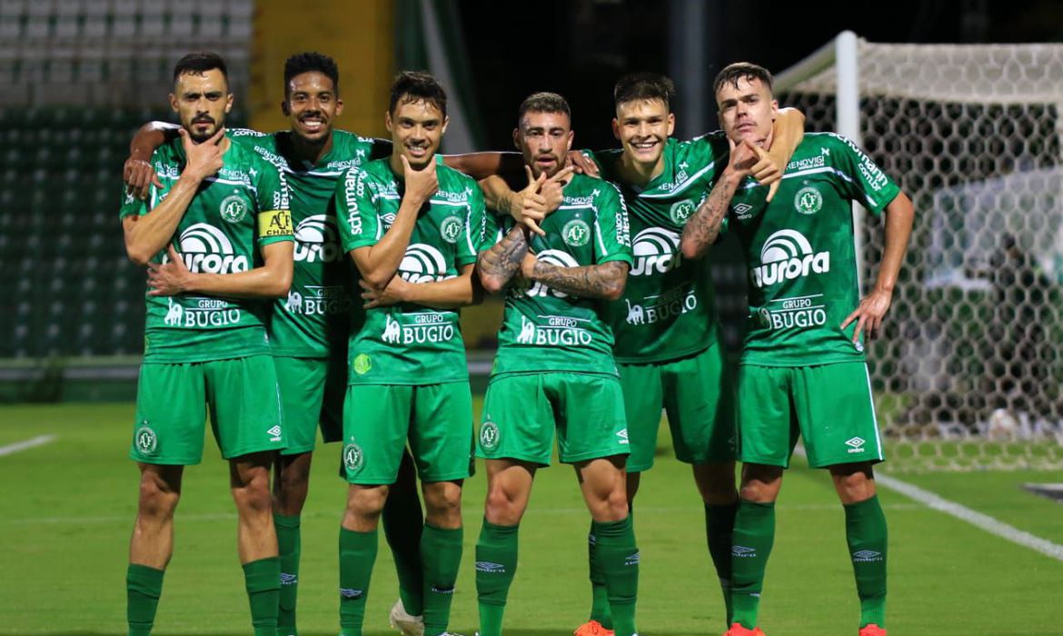 serie-b:-chapecoense-garante-volta-a-elite-do-futebol-brasileiro