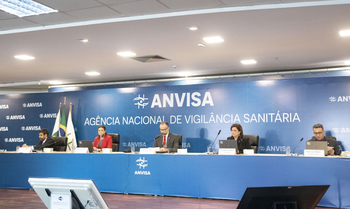 tecnicos-da-anvisa-recomendam-uso-emergencial-da-vacina-de-oxford