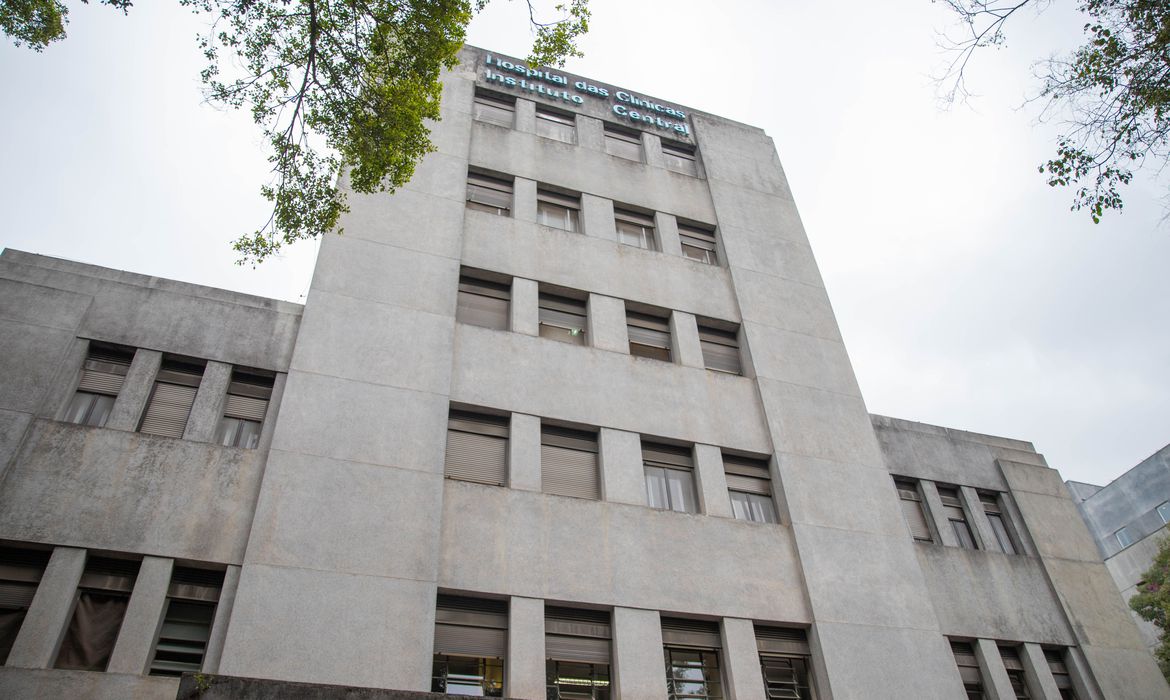 hospital-das-clinicas-comeca-a-vacinar-profissionais-contra-covid-19