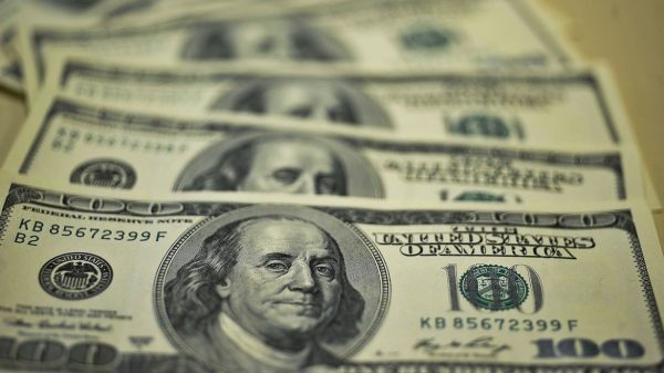 dolar-inicia-ano-em-forte-alta-e-fecha-a-r$-5,26