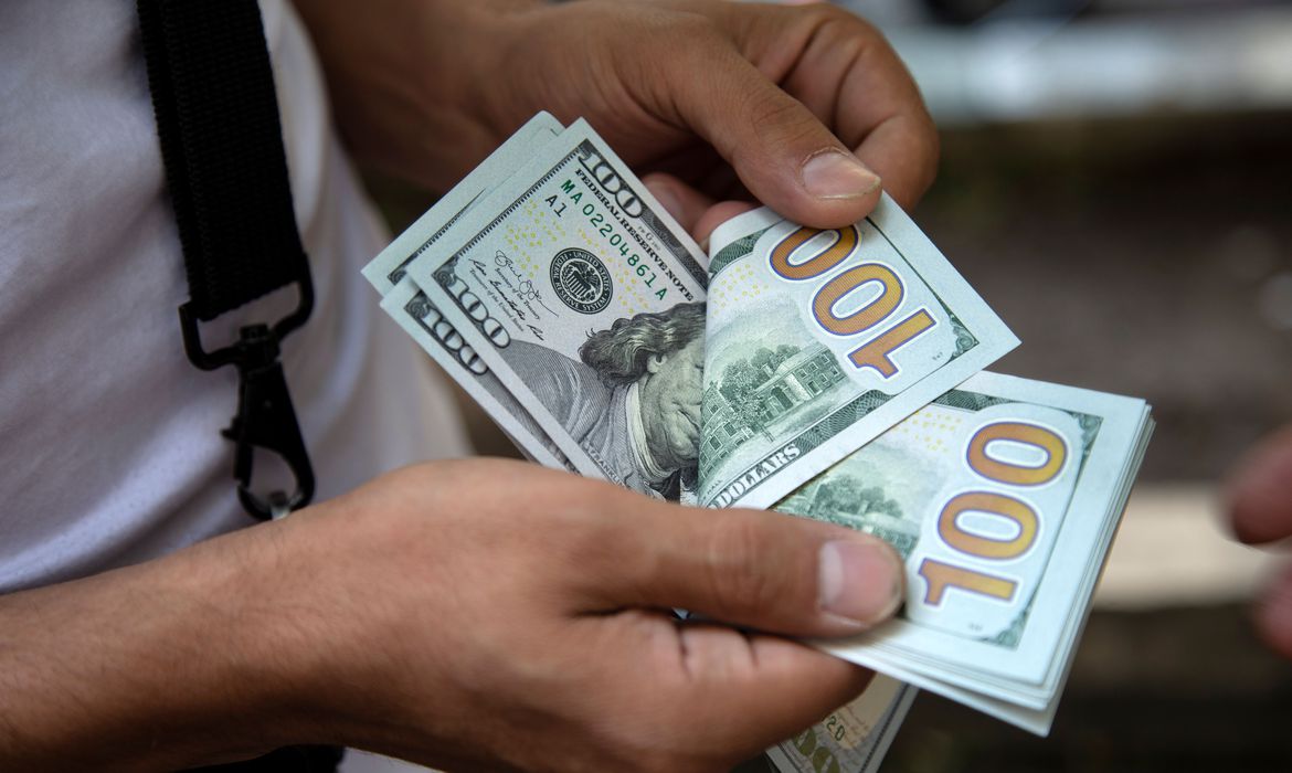 dolar-aproxima-se-de-r$-5,40-e-fecha-no-maior-valor-desde-novembro