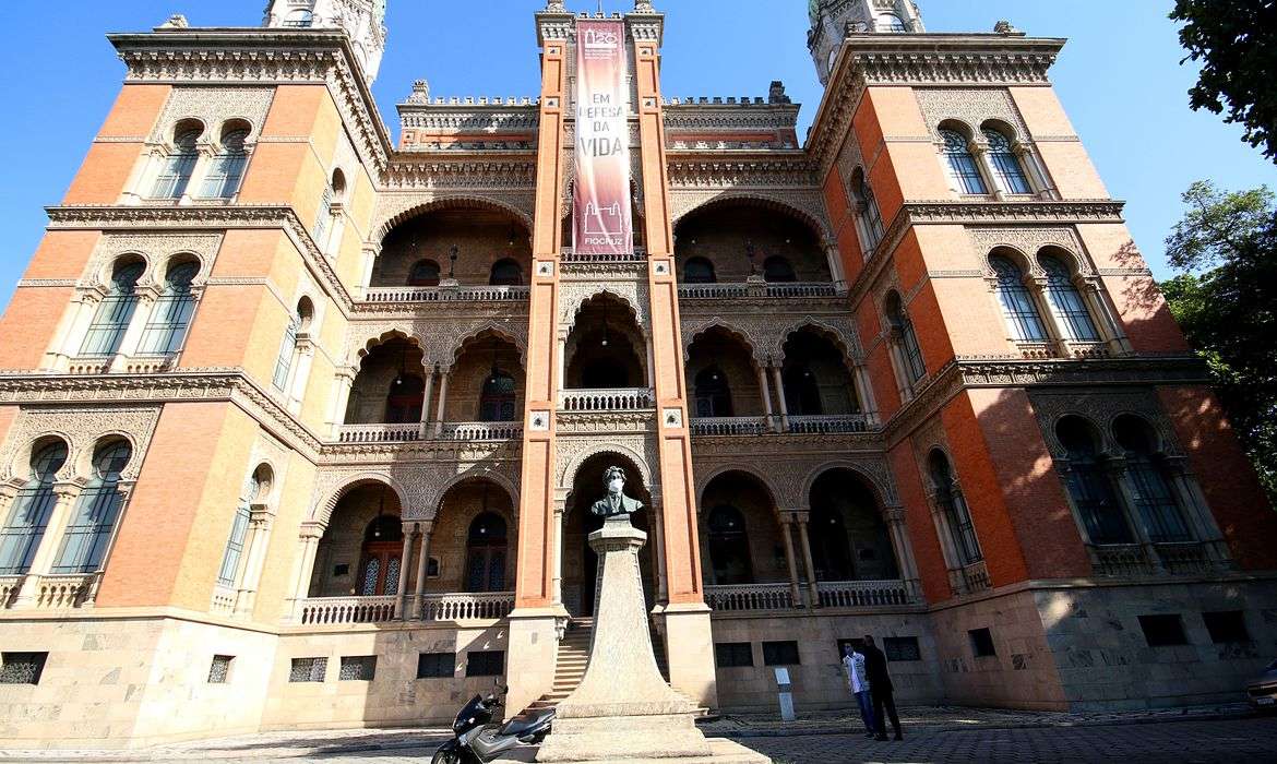 fiocruz-pede-a-anvisa-autorizacao-para-uso-da-vacina-de-oxford