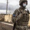 Soldado ucrâniano na região de guerra (RT News)