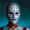 Jamie Clayton interpreta o assustador personagem Pinhead no remake de Hellraiser (Reprodução/HULU)