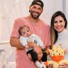 Weverton e esposa Jaqueline Maoski mostra quarto do filho Olavo