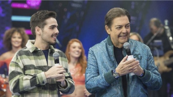 João Guilherme com o pai no palco do programa "Faustão" (Instagram)