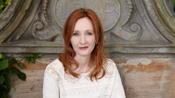 A autora J.K. Rowling foi criticada nos últimos anos por algumas declarações consideradas transfóbicas (Foto: Debra Hurford Brown/Divulgação)