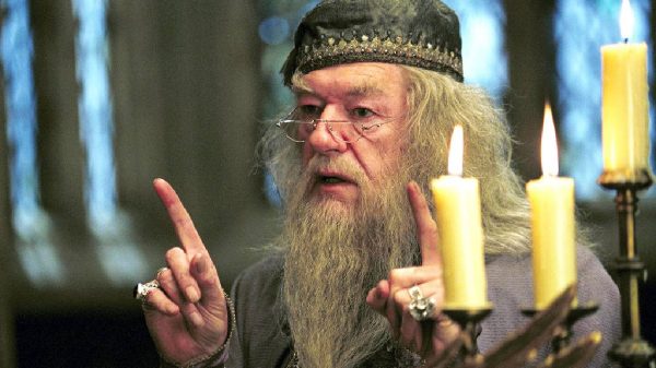 Michael Gambon ficou muito conhecido pelos jovens após sua participação em Harry Potter como Dumbledore (Foto: Divulgação)