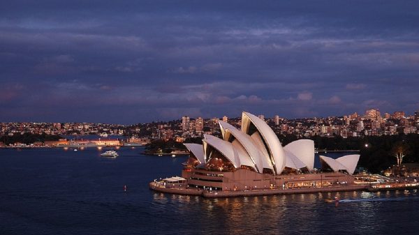 A ópera de Sidney ao entardecer (Foto: Rosino/CC-3.0)