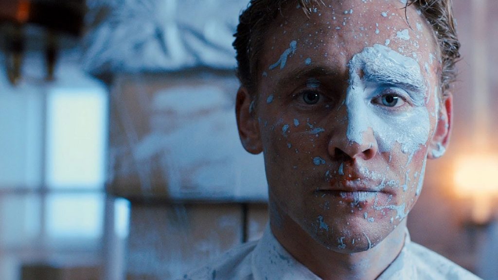 Tom Hiddleston foi um grande sucesso como Dr. Robert Laing em "High-Rise"  (Foto: Divulgação)