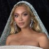 Beyoncé surpreendeu fãs ao surgir platinada em première no fim de semana