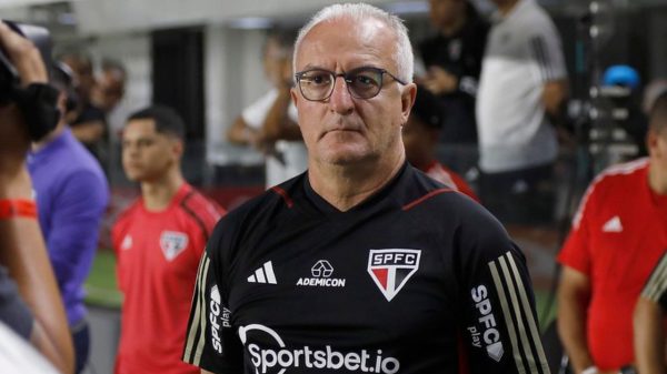 Dorival Jr em ação pelo São Paulo