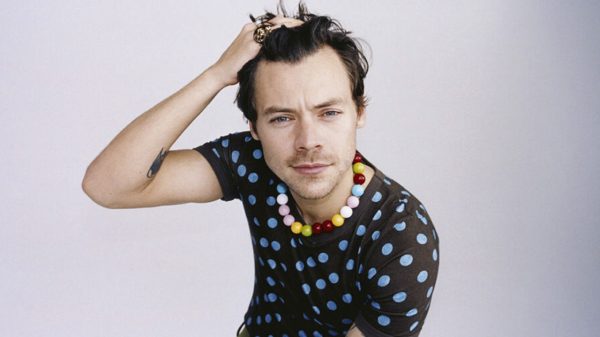 Harry Styles mostra novo visual em aparição com nova namorada em Las Vegas