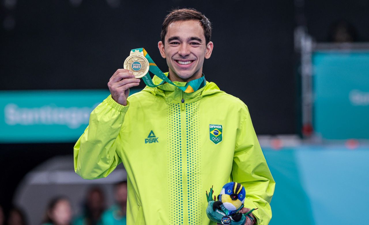 Hugo Calderano posa com a medalha de ouro