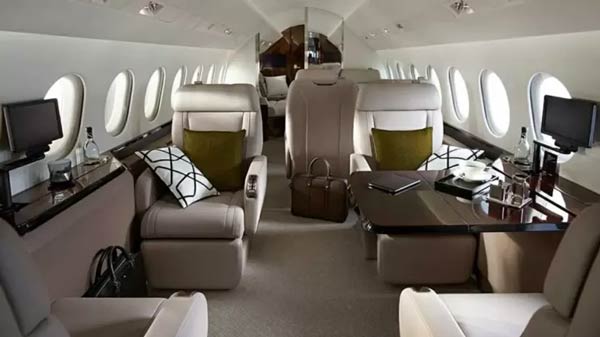 Interior do Falcon 900LX, modelo da cantora Taylor Swift 