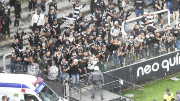 Torcida do Corinthians protestou depois da derrota