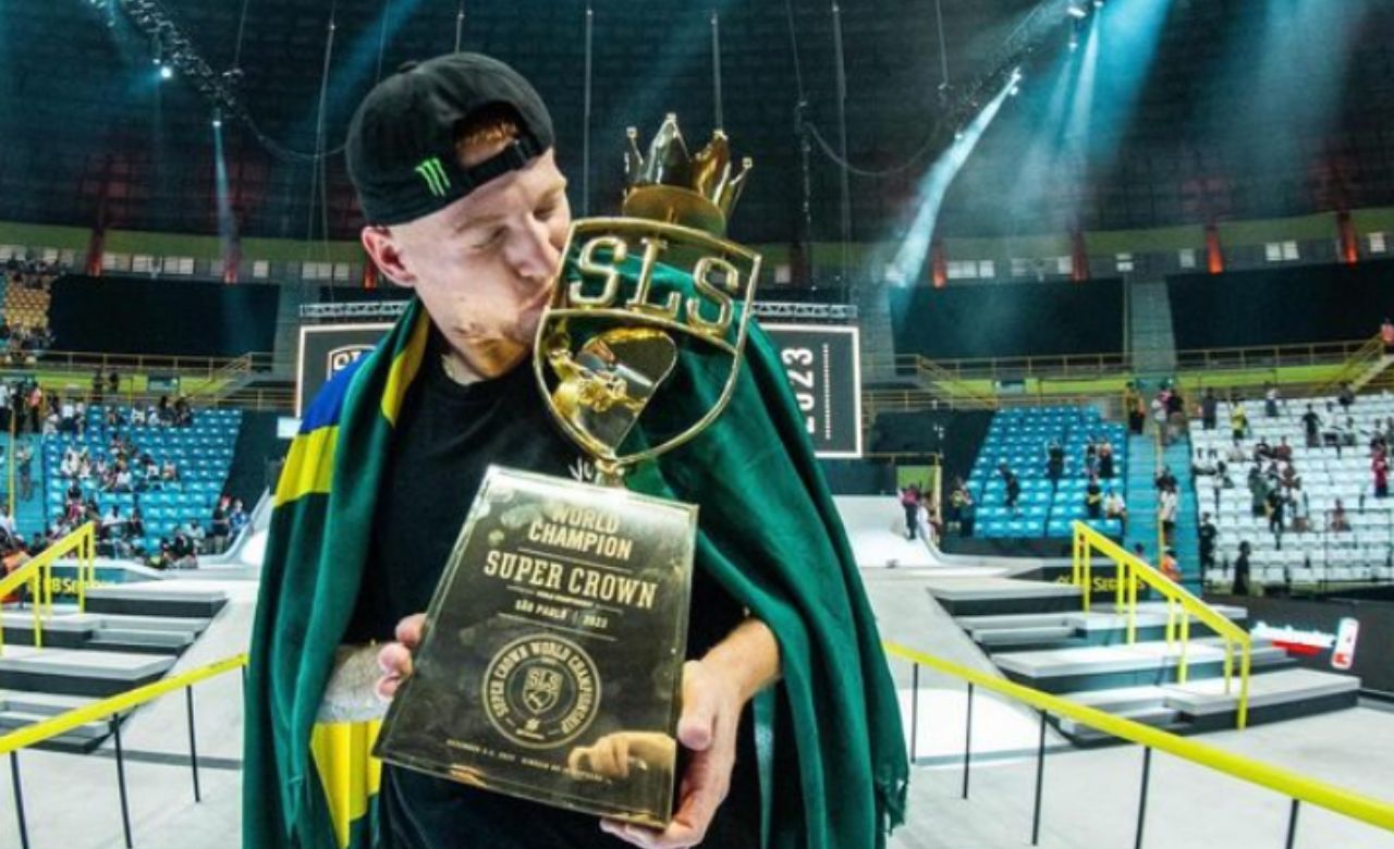 Giovanni Vianna com o troféu do Super Crown