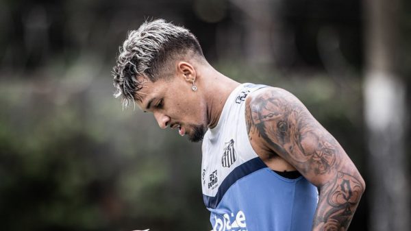 Marcos Leonardo se atrasou e foi multado