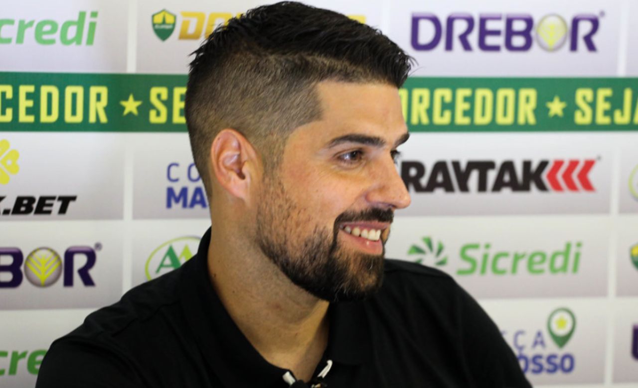 Corinthians se acertou com António Oliveira