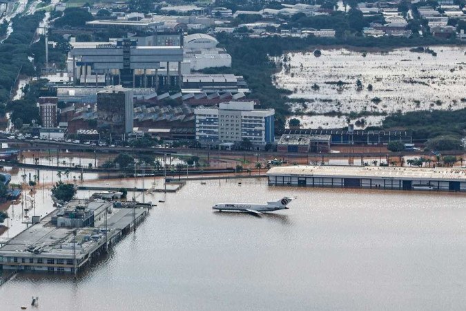 Aeroporto de Porto Alegre embaixo da água após chuvas extremos no RS (Foto: Reproducao TV)