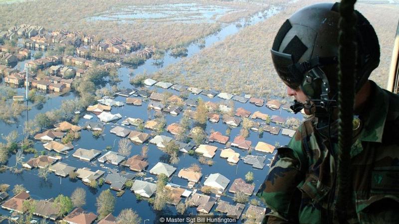 Foto de busca por sobreviventes do Furacão Katrina, impacto da mudança climática há quase duas décadas (Foto: Sgt Bill Huntington)