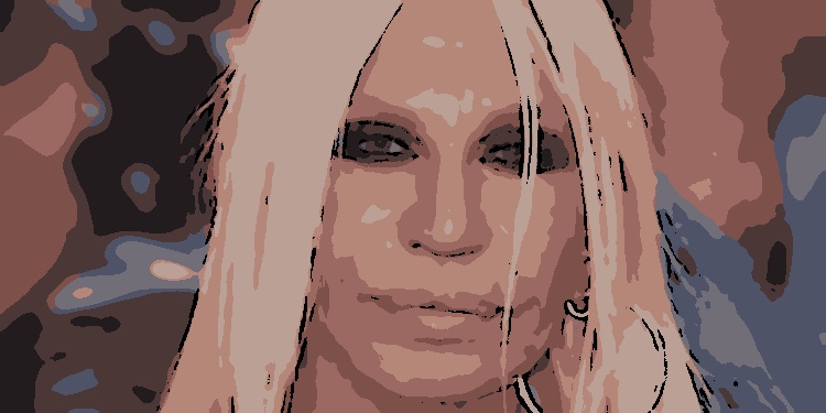 Donatella Versace gerou grande repercussão após publicar fotos com um suposto “novo rosto”