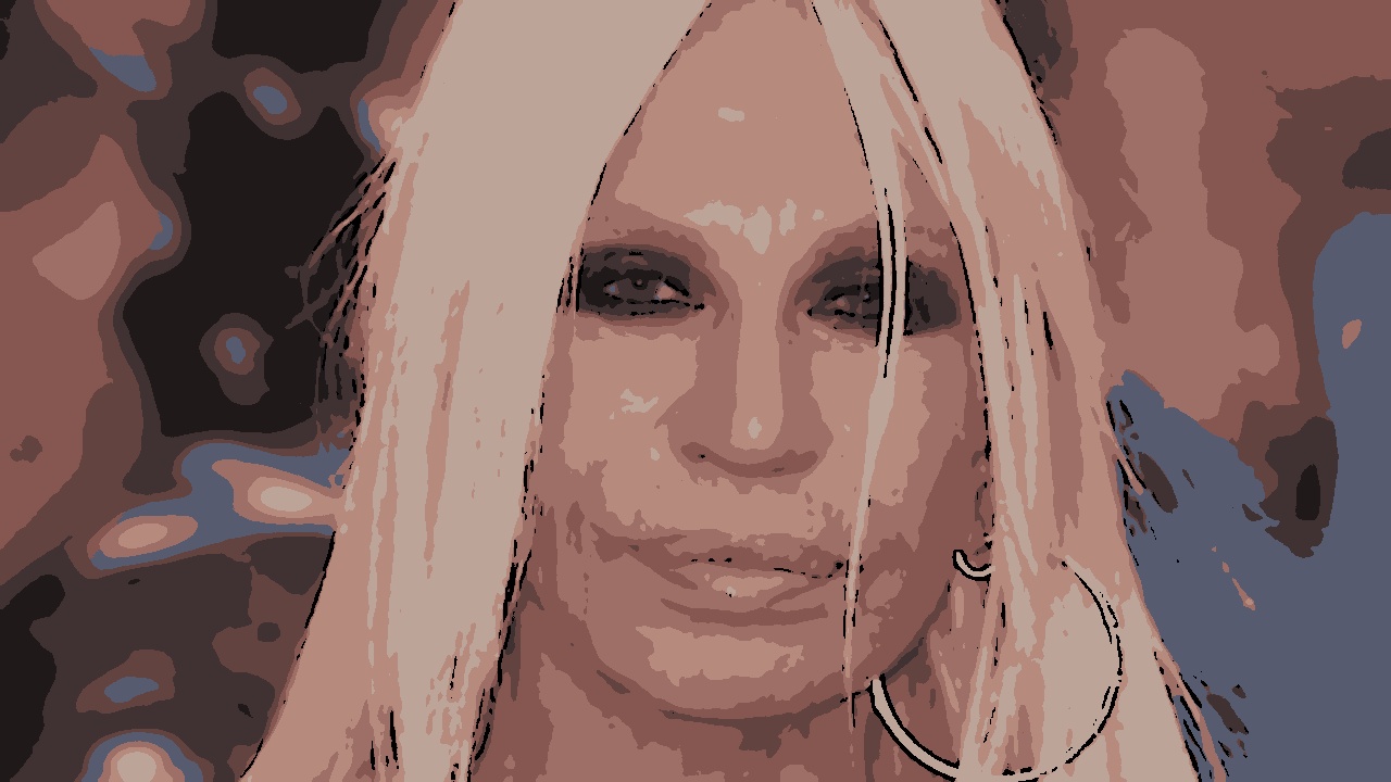 Donatella Versace gerou grande repercussão após publicar fotos com um suposto “novo rosto”