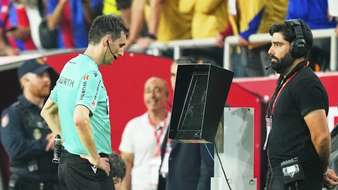 Novas tecnologias como o impedimento semiautomático aprimorado e telas de VAR mais claras, farão sua estreia (Foto: Divulgação)
