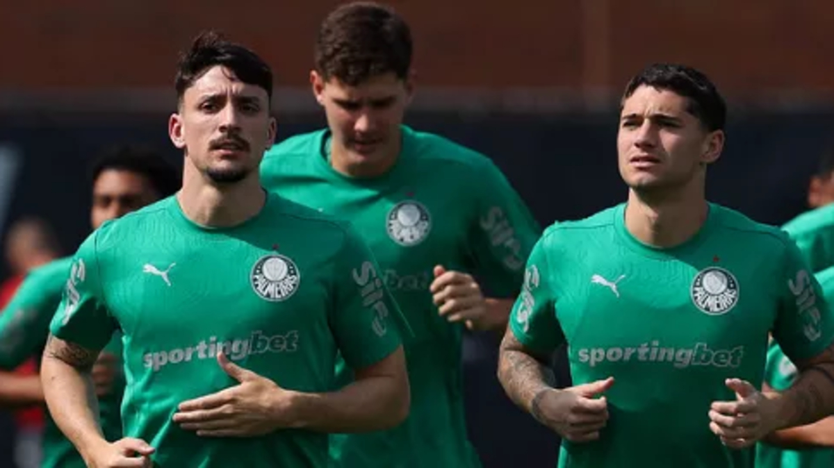 Piquerez e Emiliano Martínez, do Palmeiras, durante treinamento, na Universidade da Carolina do Norte. (Foto: Cesar Greco/Palmeiras/by Canon)