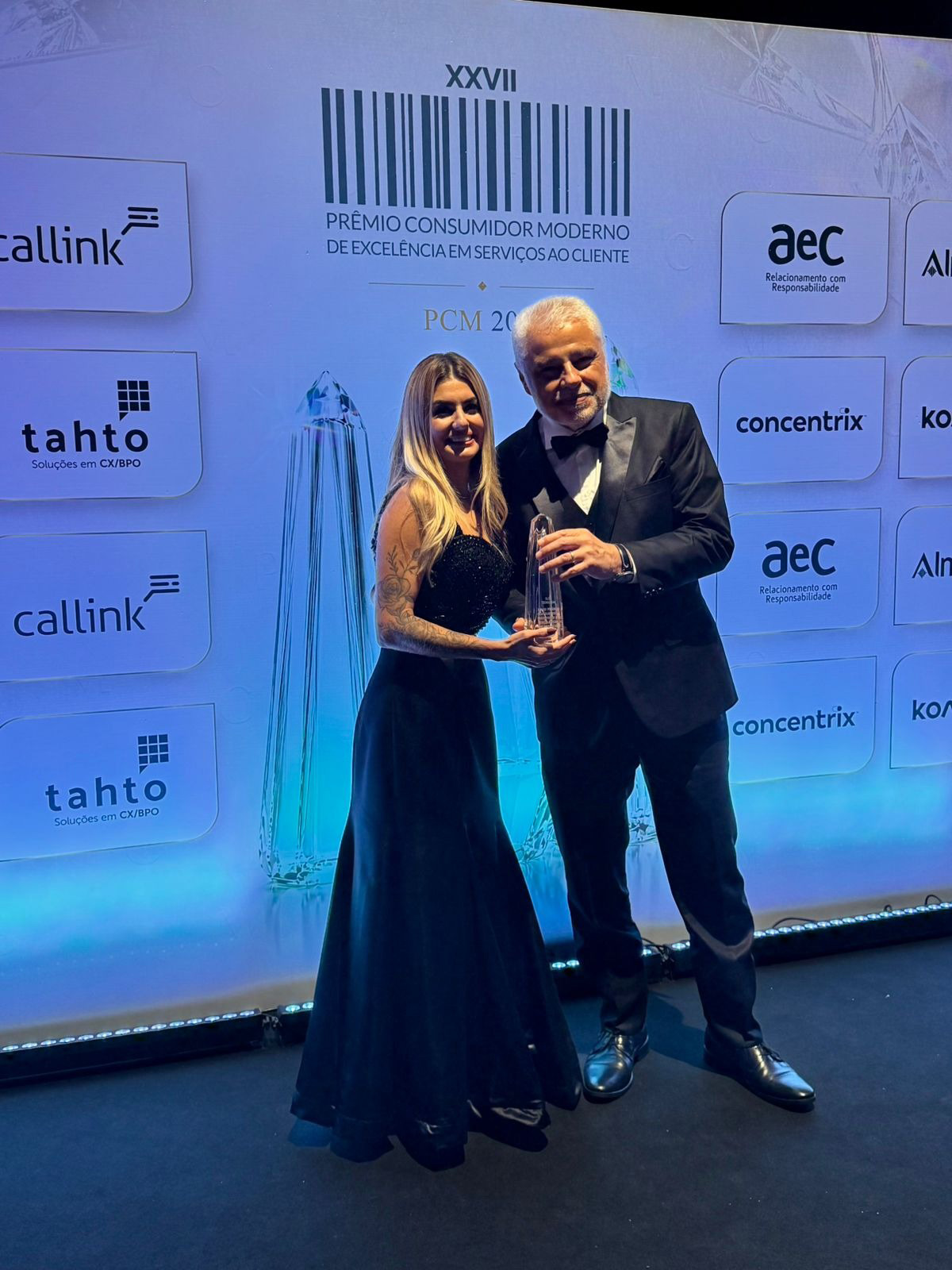 Paulo Godoy e Fernanda Góes receberam o prêmio da catgoria 'Melhor Solução de Speech e Interaction Analytics' em nome da Olos Tecnologia